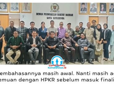 Ketua Pansus I DPRD Kota Samarinda, Markaca, memimpin pembahasan Raperda tentang Penyelenggaraan, Perizinan dan Penataan Reklame bersama anggota Pansus dan perwakilan HPKR, Rabu (30/9/2026). Pembahasan turut menampung masukan pelaku usaha terkait tata kelola, perizinan dan pembayaran pajak reklame. Foto: Yana Ashari.