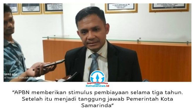 
 Kepala Dishub Samarinda Hotmarulitua Manalu menyampaikan rencana penerapan angkutan umum berbasis jalan raya dengan skema Buy The Service (BTS) yang mendapat dukungan pembiayaan APBN, Rabu malam (30/9/2026). Foto: Yana Ashari.