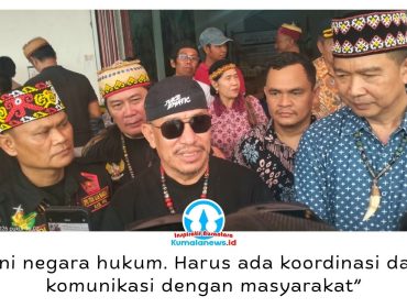 Ketua Umum LPADKT-KU, A. Vendy Meru, menyampaikan sikap terkait laporan masyarakat adat yang terdampak penertiban di kawasan Bukit Tengkorak/Bukit Soeharto dan persoalan Kelompok Tani Palaang Urip, usai menghadiri rembuk masyarakat adat di Sekretariat DAD Kaltim, Samarinda, Kamis (1/10/2026). Foto: Yana Ashari.