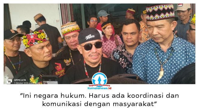
 Ketua Umum LPADKT-KU, A. Vendy Meru, menyampaikan sikap terkait laporan masyarakat adat yang terdampak penertiban di kawasan Bukit Tengkorak/Bukit Soeharto dan persoalan Kelompok Tani Palaang Urip, usai menghadiri rembuk masyarakat adat di Sekretariat DAD Kaltim, Samarinda, Kamis (1/10/2026). Foto: Yana Ashari.