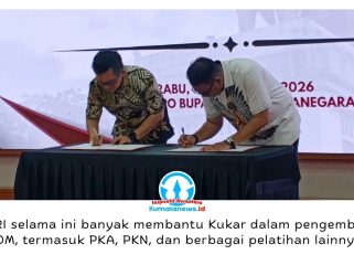 Penandatanganan MoU antara Pemkab Kukar dan LAN RI terkait penguatan kerja sama pengembangan sumber daya manusia. Foto: Indirwan.