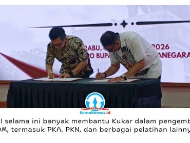 Penandatanganan MoU antara Pemkab Kukar dan LAN RI terkait penguatan kerja sama pengembangan sumber daya manusia. Foto: Indirwan.
