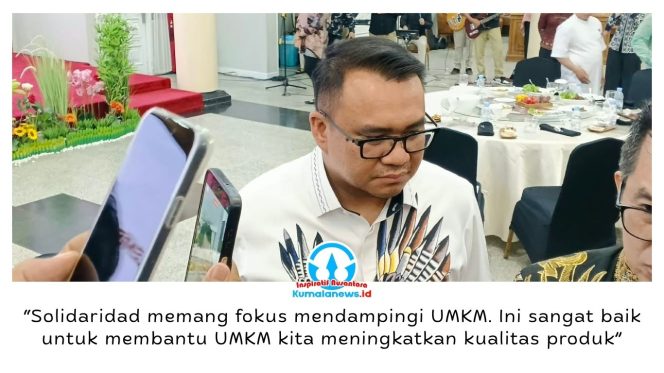 
 Bupati Kukar Aulia Rahman Basri saat memberikan keterangan terkait Workshop One Village One Product (OVOP) di Kecamatan Kembang Janggut. Foto: Indirwan.