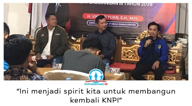 Ketua KNPI Kota Samarinda, Ronni Hidayatullah, menyampaikan aspirasi pemuda dan mahasiswa dalam Reses Masa Persidangan III Tahun 2026 di Sekretariat DAD Kaltim, Perumahan Bumi Sempaja, Senin (5/10/2026). Ia mendorong perhatian pemerintah dan DPRD terhadap pengembangan organisasi kepemudaan dan kemahasiswaan. Foto: Beby.