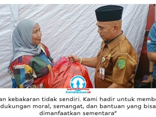 Asisten I Bidang Pemerintahan dan Kesejahteraan Rakyat Setda Kukar, Akhmad Taufik Hidayat, menyerahkan bantuan Pemkab Kukar kepada warga terdampak kebakaran. Foto: Indirwan.