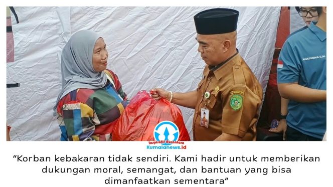 
 Asisten I Bidang Pemerintahan dan Kesejahteraan Rakyat Setda Kukar, Akhmad Taufik Hidayat, menyerahkan bantuan Pemkab Kukar kepada warga terdampak kebakaran. Foto: Indirwan.