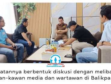 AMSI Kalimantan Timur melakukan audiensi dengan Ketua DPRD Balikpapan, H. Alwi Al Qadri, di ruang kerjanya, Rabu (7/10/2026), membahas persiapan diskusi “Refleksi Dua Tahun Masa Bakti DPRD Balikpapan” yang dijadwalkan pada pekan keempat Oktober 2026. Foto: AMSI Kaltim.