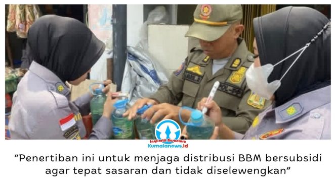 
 Satpol PP Kota Balikpapan menertibkan penjualan BBM bersubsidi secara eceran di sejumlah wilayah. Dalam operasi tersebut, 24 pedagang ditindak dan 298,5 liter BBM diamankan sebagai barang bukti untuk memastikan distribusinya tepat sasaran. Foto: M Hilmansyah.