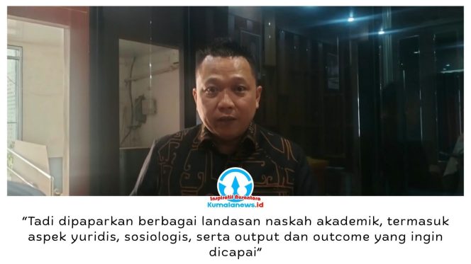 
 Ketua Komisi III DPRD Kota Samarinda, Deni Hakim Anwar, menilai ekspos naskah akademik menjadi tahapan penting dalam penyusunan Raperda Inovasi Daerah, dengan memuat landasan yuridis, sosiologis, serta target dan dampak regulasi yang akan diterapkan. Foto: Yana Ashari.