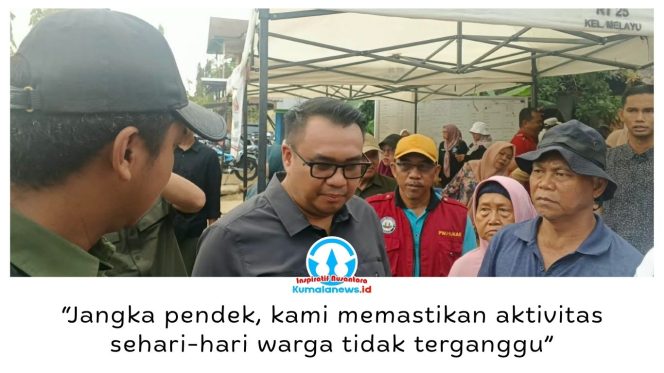 
 Bupati Kutai Kartanegara (Kukar), Aulia Rahman Basri, meninjau lokasi kebakaran di Tenggarong sekaligus menyerahkan bantuan kepada warga terdampak, Kamis (8/10/2026). Aulia memastikan kebutuhan dasar dan aktivitas sehari-hari warga menjadi prioritas selama masa pemulihan. Foto: Indirwan.