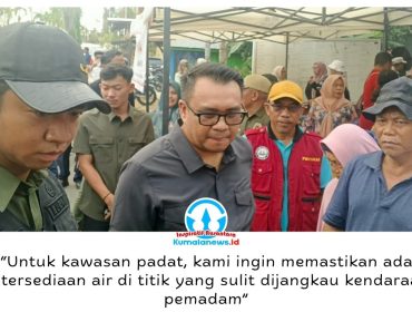 Bupati Kutai Kartanegara (Kukar), Aulia Rahman Basri, mendorong penguatan ketersediaan sumber air di kawasan permukiman untuk mempercepat penanganan kebakaran, terutama di wilayah padat yang sulit dijangkau kendaraan pemadam. Hal itu disampaikannya saat meninjau lokasi kebakaran di Tenggarong, Kamis (8/10/2026). Foto: Indirwan.