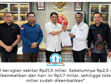 Kajari Samarinda, Haedar, menyerahkan secara simbolis pengembalian kerugian keuangan PT BKS sebesar Rp1,7 miliar kepada Direktur Utama BKS, Nidya Listiyono, Kamis (8/10/2026).