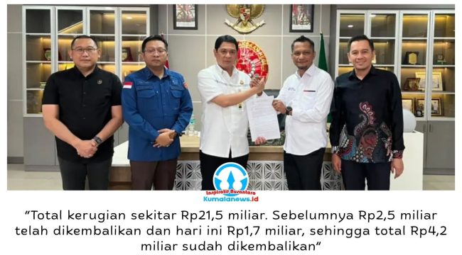 Kajari Samarinda, Haedar, menyerahkan secara simbolis pengembalian kerugian keuangan PT BKS sebesar Rp1,7 miliar kepada Direktur Utama BKS, Nidya Listiyono, Kamis (8/10/2026).