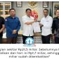 Kajari Samarinda, Haedar, menyerahkan secara simbolis pengembalian kerugian keuangan PT BKS sebesar Rp1,7 miliar kepada Direktur Utama BKS, Nidya Listiyono, Kamis (8/10/2026).