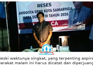 Anggota DPRD Kota Samarinda, Markaca, menyerap aspirasi warga dalam Reses Masa Sidang III Tahun 2026 di Perum PKL Sungai Kapih RT 16, Kamis (8/10/2026) malam. Meski berlangsung saat pemadaman listrik, warga tetap antusias menyampaikan aspirasi, terutama terkait pembangunan dan perbaikan parit atau drainase. Foto: Yana Ashari.