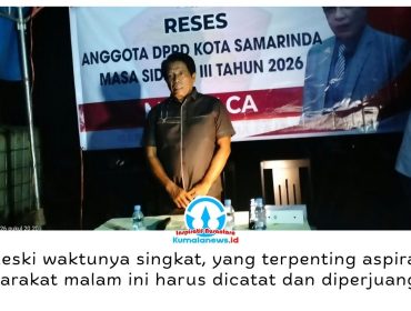 Anggota DPRD Kota Samarinda, Markaca, menyerap aspirasi warga dalam Reses Masa Sidang III Tahun 2026 di Perum PKL Sungai Kapih RT 16, Kamis (8/10/2026) malam. Meski berlangsung saat pemadaman listrik, warga tetap antusias menyampaikan aspirasi, terutama terkait pembangunan dan perbaikan parit atau drainase. Foto: Yana Ashari.
