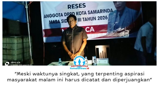 Anggota DPRD Kota Samarinda, Markaca, menyerap aspirasi warga dalam Reses Masa Sidang III Tahun 2026 di Perum PKL Sungai Kapih RT 16, Kamis (8/10/2026) malam. Meski berlangsung saat pemadaman listrik, warga tetap antusias menyampaikan aspirasi, terutama terkait pembangunan dan perbaikan parit atau drainase. Foto: Yana Ashari.