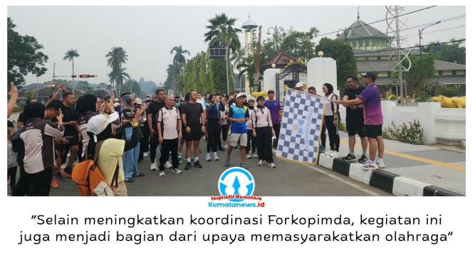 
 Bupati Kukar, Aulia Rahman Basri, bersama Kepala Kejari Kukar, Aji Kalbu Pribadi, melepas peserta Easy Run dan senam bersama Adhyaksa Runners yang digelar Kejari Kukar bersama Bank BPD Kaltimtara, Jumat (9/10/2026). Foto: Indirwan.