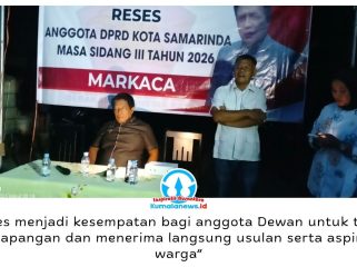 Anggota DPRD Kota Samarinda, Markaca, menyerap aspirasi warga melalui Reses Masa Persidangan III Tahun 2026 di Perum PKL Sungai Kapih RT 16, Kamis (8/10/2026) malam. Meski berlangsung saat pemadaman listrik, kegiatan tetap berjalan dengan antusiasme masyarakat. Foto: Yana Ashari.
