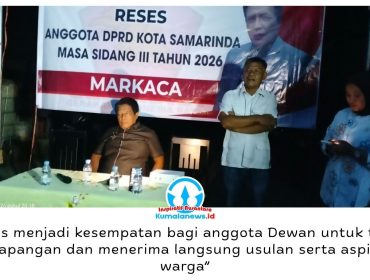 Anggota DPRD Kota Samarinda, Markaca, menyerap aspirasi warga melalui Reses Masa Persidangan III Tahun 2026 di Perum PKL Sungai Kapih RT 16, Kamis (8/10/2026) malam. Meski berlangsung saat pemadaman listrik, kegiatan tetap berjalan dengan antusiasme masyarakat. Foto: Yana Ashari.