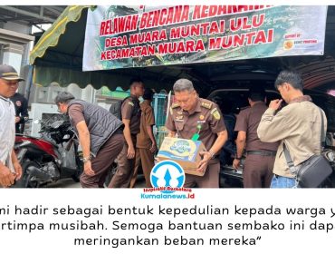 Kejari Kukar bersama IAD dan PWI Kukar menyalurkan bantuan sembako kepada warga terdampak kebakaran di Desa Muara Muntai Ulu, Kecamatan Muara Muntai, Senin (12/10/2026), sebagai bentuk kepedulian dan dukungan bagi korban pascabencana. Foto: PWI Kutai Kartanegara.