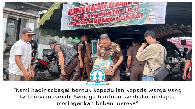 
 Kejari Kukar bersama IAD dan PWI Kukar menyalurkan bantuan sembako kepada warga terdampak kebakaran di Desa Muara Muntai Ulu, Kecamatan Muara Muntai, Senin (12/10/2026), sebagai bentuk kepedulian dan dukungan bagi korban pascabencana. Foto: PWI Kutai Kartanegara.