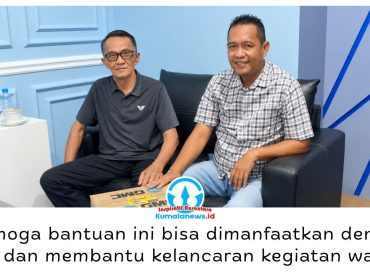 Anggota DPRD Kota Samarinda, Suparno, menyerahkan bantuan speaker kepada Ketua RT 11 Kelurahan Selili, Sadino, untuk menunjang kegiatan dan kebutuhan komunikasi warga.