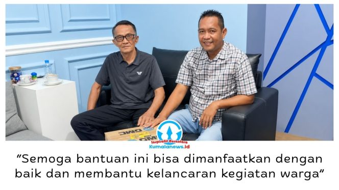 
 Anggota DPRD Kota Samarinda, Suparno, menyerahkan bantuan speaker kepada Ketua RT 11 Kelurahan Selili, Sadino, untuk menunjang kegiatan dan kebutuhan komunikasi warga.