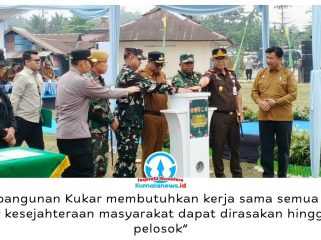 Pembukaan TMMD ke-130 Kodim 0906/Kutai Kartanegara di Lapangan Bola Kecamatan Loa Kulu ditandai dengan pemencetan tombol sirine secara simbolis. Foto: Indirwan.