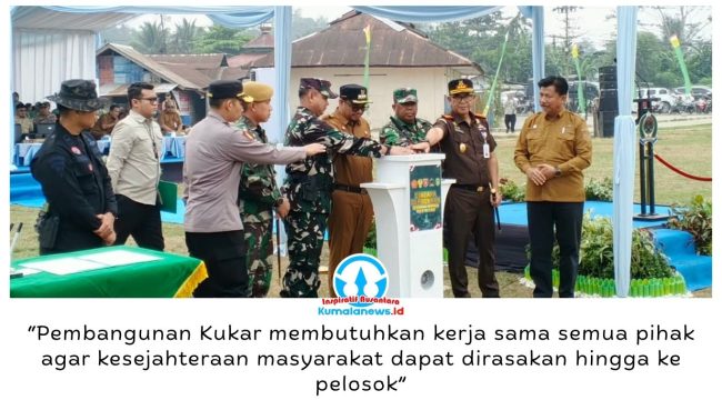 Pembukaan TMMD ke-130 Kodim 0906/Kutai Kartanegara di Lapangan Bola Kecamatan Loa Kulu ditandai dengan pemencetan tombol sirine secara simbolis. Foto: Indirwan.