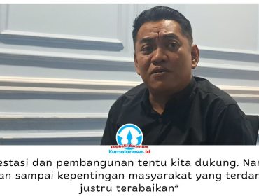 Anggota Komisi I DPRD Kota Samarinda, Aris Mulyanata, menyoroti rencana pembongkaran gerbang akses dan peninggian jalan sekitar 80 sentimeter di kawasan Grand City yang dikhawatirkan berdampak terhadap warga Perumahan Keledang Mas, Samarinda Seberang. Ia mendorong kajian dan sosialisasi bersama agar pembangunan tidak mengganggu akses warga maupun meningkatkan risiko banjir di lingkungan permukiman. Foto: Yana Ashari.