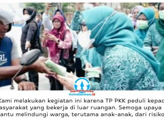 Ketua TP PKK Kota Balikpapan, Hj. Nurlena Rahmad Mas’ud, S.E., membagikan masker kepada warga yang melintas di depan Rumah Jabatan Wali Kota Balikpapan, Kamis (15/10/2026), sebagai bentuk kepedulian terhadap kesehatan masyarakat di tengah memburuknya kualitas udara. Foto: M Hillmansyah.