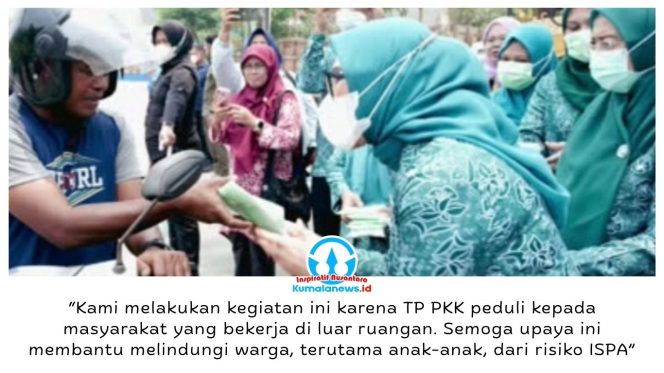 
 Ketua TP PKK Kota Balikpapan, Hj. Nurlena Rahmad Mas’ud, S.E., membagikan masker kepada warga yang melintas di depan Rumah Jabatan Wali Kota Balikpapan, Kamis (15/10/2026), sebagai bentuk kepedulian terhadap kesehatan masyarakat di tengah memburuknya kualitas udara. Foto: M Hillmansyah.