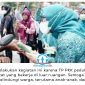 Ketua TP PKK Kota Balikpapan, Hj. Nurlena Rahmad Mas’ud, S.E., membagikan masker kepada warga yang melintas di depan Rumah Jabatan Wali Kota Balikpapan, Kamis (15/10/2026), sebagai bentuk kepedulian terhadap kesehatan masyarakat di tengah memburuknya kualitas udara. Foto: M Hillmansyah.