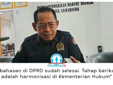Ketua Bapemperda DPRD Kota Samarinda, Kamaruddin, menyampaikan bahwa pembahasan dan finalisasi Raperda tentang Pencegahan, Penanggulangan Kebakaran dan Penyelamatan telah rampung. Raperda tersebut selanjutnya memasuki tahap harmonisasi di Kementerian Hukum. Hal itu disampaikannya usai memimpin rapat di Ruang Rapat Gabungan Lantai 1 DPRD Kota Samarinda, Kamis (15/10/2026). Foto: Yana Ashari.
