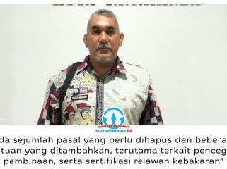Kabid Pencegahan Disdamkarmat Samarinda, Zakky Anshari, menyampaikan penyempurnaan Raperda Pencegahan, Penanggulangan Kebakaran dan Penyelamatan dalam rapat finalisasi di DPRD Samarinda, Kamis (15/10/2026), dengan fokus pada pembinaan dan sertifikasi relawan kebakaran. Foto: Yana Ashari.