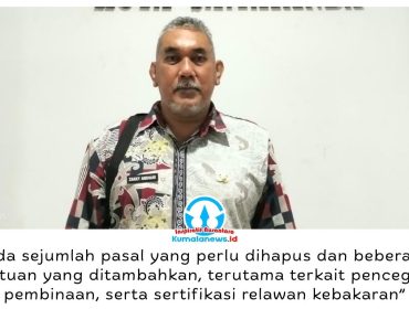 Kabid Pencegahan Disdamkarmat Samarinda, Zakky Anshari, menyampaikan penyempurnaan Raperda Pencegahan, Penanggulangan Kebakaran dan Penyelamatan dalam rapat finalisasi di DPRD Samarinda, Kamis (15/10/2026), dengan fokus pada pembinaan dan sertifikasi relawan kebakaran. Foto: Yana Ashari.