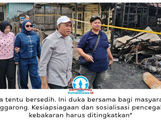 Ketua DPRD Kukar, Ahmad Yani, meninjau lokasi kebakaran di Kelurahan Loa Ipuh, Tenggarong, Jumat (16/10/2026), sekaligus mendorong evaluasi instalasi listrik untuk mencegah kebakaran berulang. Foto: Indirwan.
