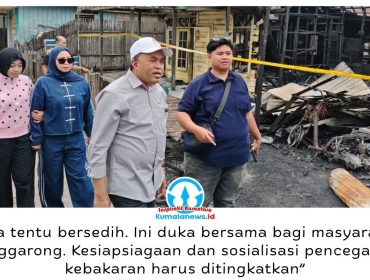 Ketua DPRD Kukar, Ahmad Yani, meninjau lokasi kebakaran di Kelurahan Loa Ipuh, Tenggarong, Jumat (16/10/2026), sekaligus mendorong evaluasi instalasi listrik untuk mencegah kebakaran berulang. Foto: Indirwan.