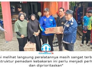 Ketua DPRD Kukar, Ahmad Yani, menyerahkan bantuan kepada relawan Balakarcana di Kecamatan Tenggarong sekaligus menyoroti perlunya peningkatan sarana dan prasarana pemadam kebakaran. Foto: Indirwan.