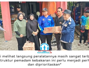 Ketua DPRD Kukar, Ahmad Yani, menyerahkan bantuan kepada relawan Balakarcana di Kecamatan Tenggarong sekaligus menyoroti perlunya peningkatan sarana dan prasarana pemadam kebakaran. Foto: Indirwan.