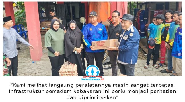 Ketua DPRD Kukar, Ahmad Yani, menyerahkan bantuan kepada relawan Balakarcana di Kecamatan Tenggarong sekaligus menyoroti perlunya peningkatan sarana dan prasarana pemadam kebakaran. Foto: Indirwan.