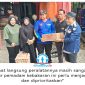 Ketua DPRD Kukar, Ahmad Yani, menyerahkan bantuan kepada relawan Balakarcana di Kecamatan Tenggarong sekaligus menyoroti perlunya peningkatan sarana dan prasarana pemadam kebakaran. Foto: Indirwan.
