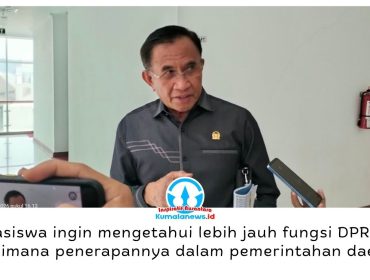 Anggota Komisi II DPRD Samarinda, Joha Fajal, menjelaskan fungsi dan kewenangan DPRD kepada mahasiswa Untag Samarinda dalam audiensi dan kunjungan studi, Jumat (16/10/2026). Foto: Yana Ashari.