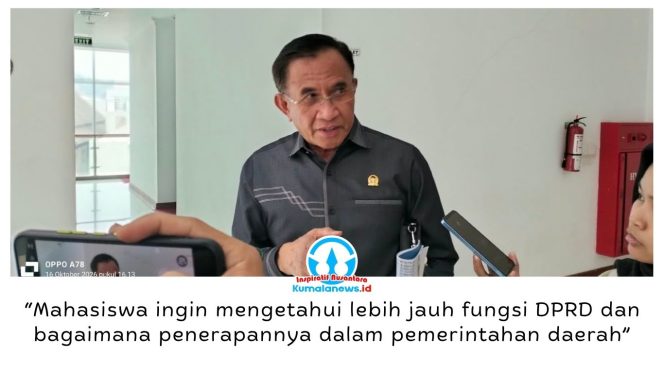 
 Anggota Komisi II DPRD Samarinda, Joha Fajal, menjelaskan fungsi dan kewenangan DPRD kepada mahasiswa Untag Samarinda dalam audiensi dan kunjungan studi, Jumat (16/10/2026). Foto: Yana Ashari.