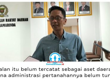 Kepala Bidang Aset Daerah BPKAD Samarinda, Yusdiansyah, menjelaskan akses Jalan Tembusan Sambutan menuju Merdeka belum tercatat sebagai aset daerah karena administrasi pertanahan dan dokumen perencanaan awal masih perlu dipastikan, Jumat (16/10/2026). Foto: Yana Ashari.