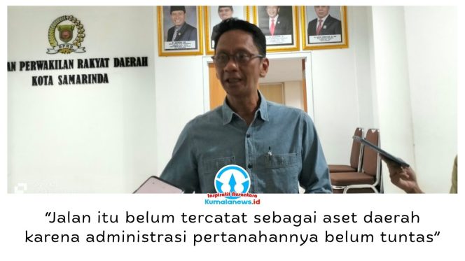 
 Kepala Bidang Aset Daerah BPKAD Samarinda, Yusdiansyah, menjelaskan akses Jalan Tembusan Sambutan menuju Merdeka belum tercatat sebagai aset daerah karena administrasi pertanahan dan dokumen perencanaan awal masih perlu dipastikan, Jumat (16/10/2026). Foto: Yana Ashari.