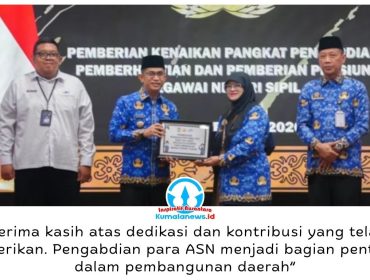 Wali Kota Balikpapan, Rahmad Mas’ud, menyerahkan SK kenaikan pangkat pengabdian, pemberhentian, dan pensiun kepada ASN yang memasuki masa purnatugas per 1 November 2026 sebagai bentuk apresiasi atas dedikasi dan pengabdian mereka kepada pemerintah dan masyarakat. Foto: M Hilmansyah.