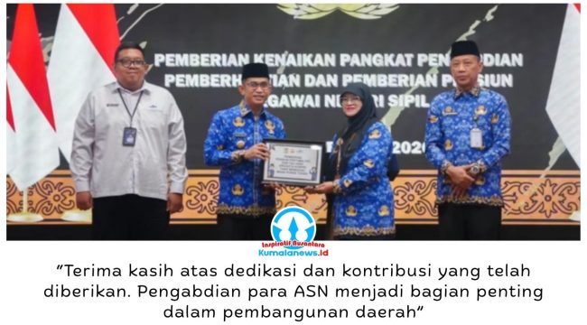 Wali Kota Balikpapan, Rahmad Mas’ud, menyerahkan SK kenaikan pangkat pengabdian, pemberhentian, dan pensiun kepada ASN yang memasuki masa purnatugas per 1 November 2026 sebagai bentuk apresiasi atas dedikasi dan pengabdian mereka kepada pemerintah dan masyarakat. Foto: M Hilmansyah.