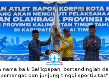 Wali Kota Balikpapan, Rahmad Mas’ud, menyerahkan bendera Kota Balikpapan kepada Ketua Bapor KORPRI, Sudirman Djayaleksana, sebagai simbol pelepasan kontingen untuk mengikuti PORPROV IV KORPRI Kaltim 2026 di Kabupaten Kutai Timur, Senin (19/10/2026). Foto: M Hilmansyah.